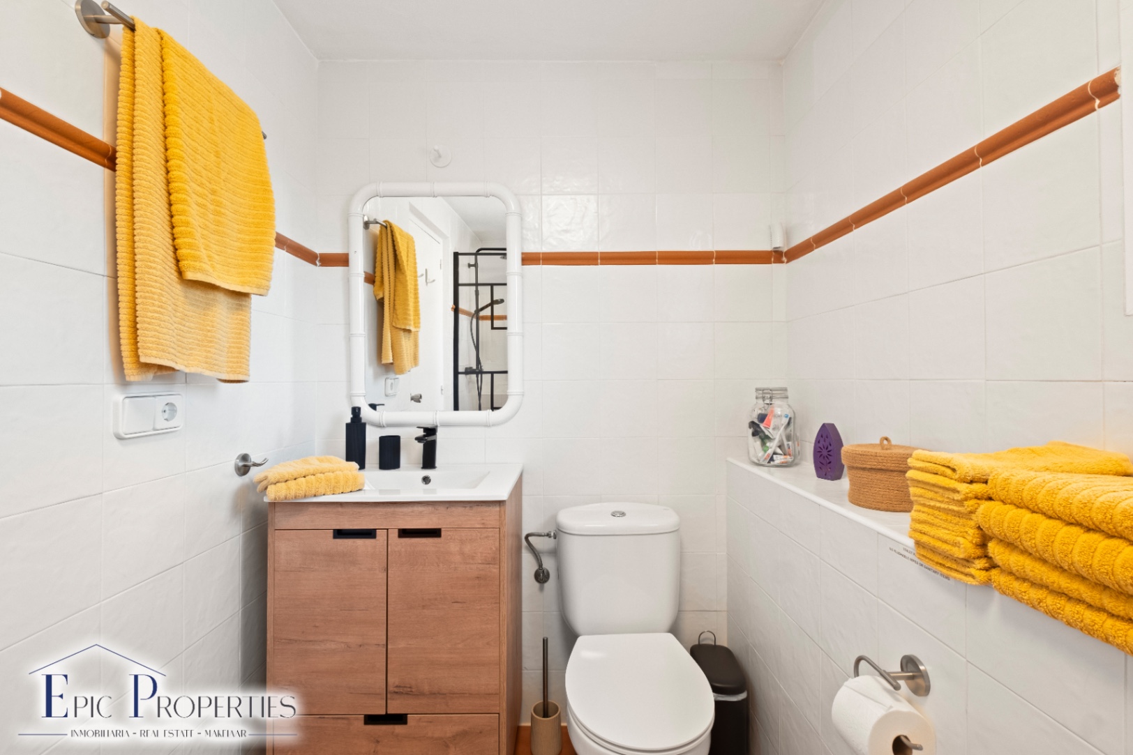 Villa entièrement rénovée avec un appartement d'invités indépendant et des vues panoramiques.