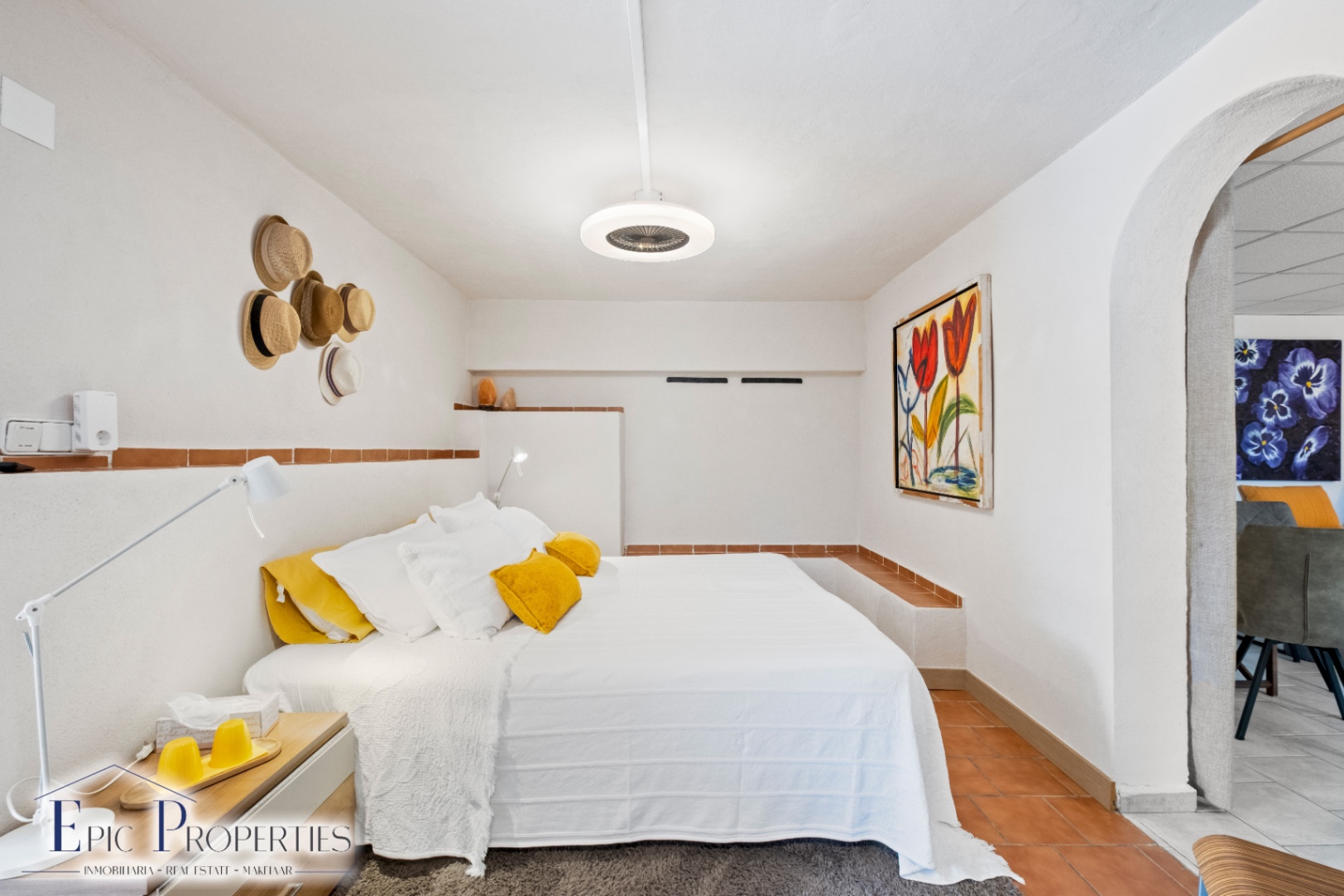 Villa entièrement rénovée avec un appartement d'invités indépendant et des vues panoramiques.