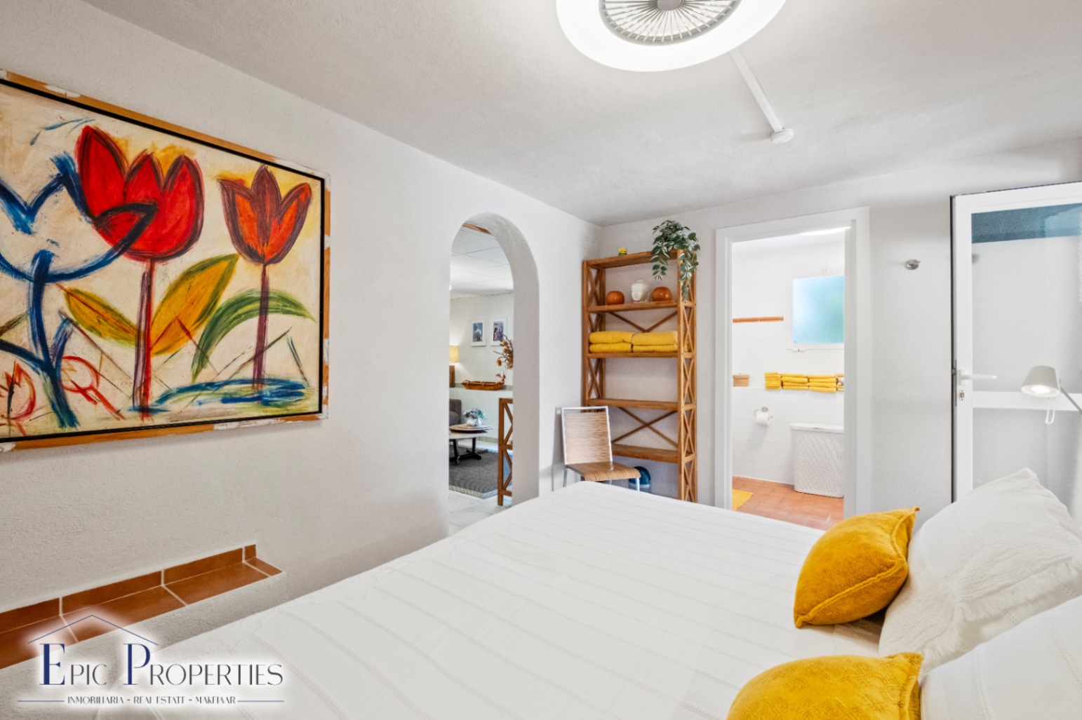 Villa entièrement rénovée avec un appartement d'invités indépendant et des vues panoramiques.