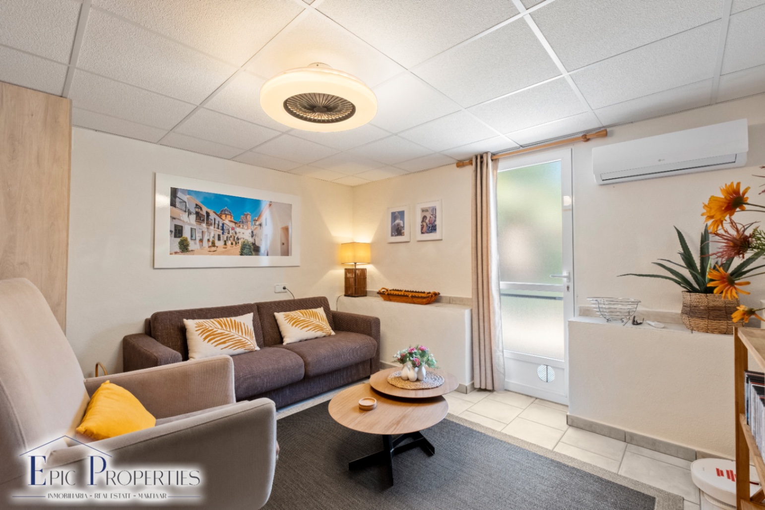 Villa entièrement rénovée avec un appartement d'invités indépendant et des vues panoramiques.