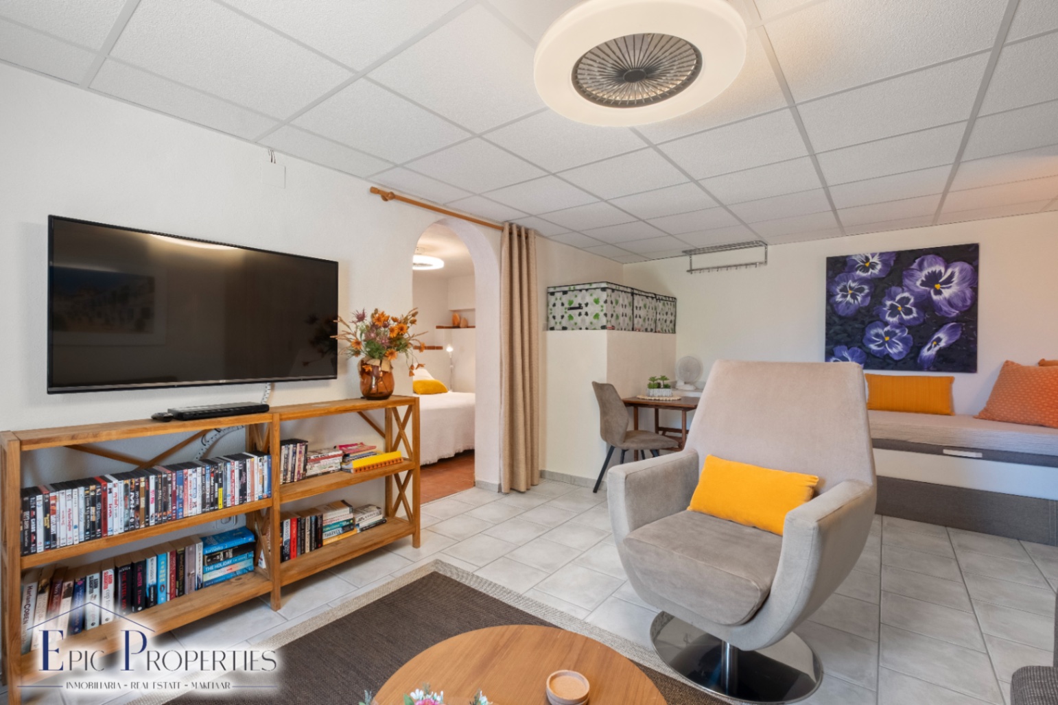 Villa entièrement rénovée avec un appartement d'invités indépendant et des vues panoramiques.