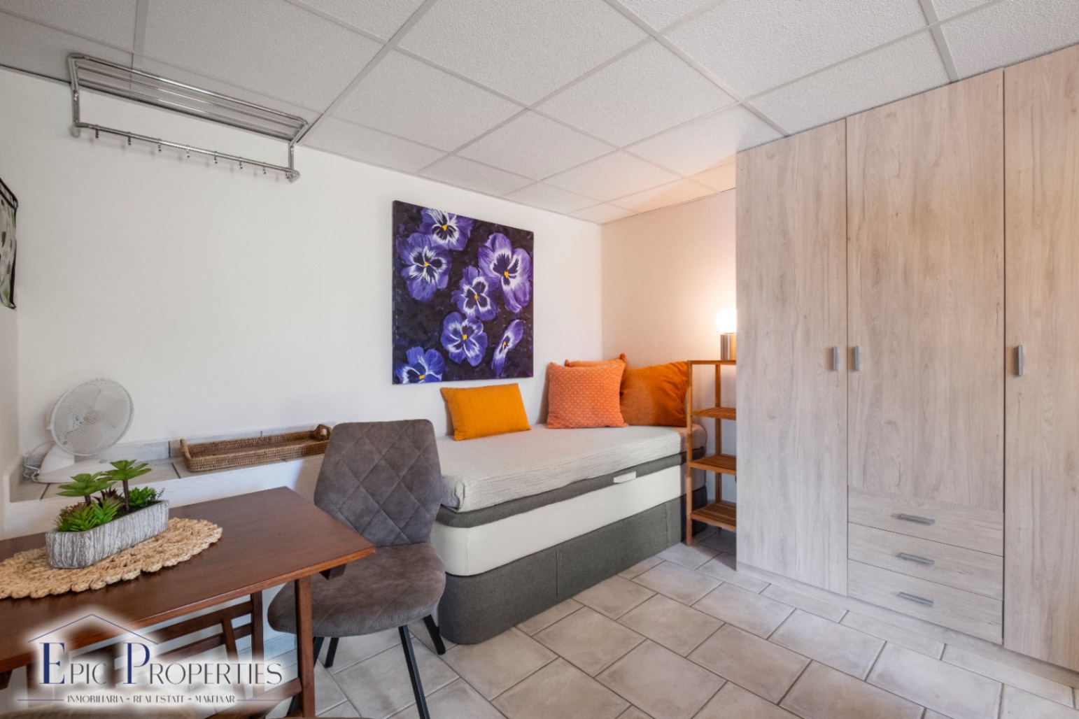 Villa entièrement rénovée avec un appartement d'invités indépendant et des vues panoramiques.