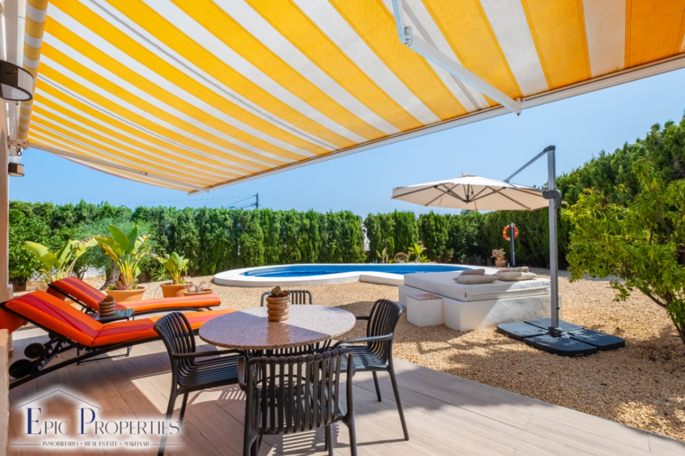 Villa entièrement rénovée avec un appartement d'invités indépendant et des vues panoramiques.