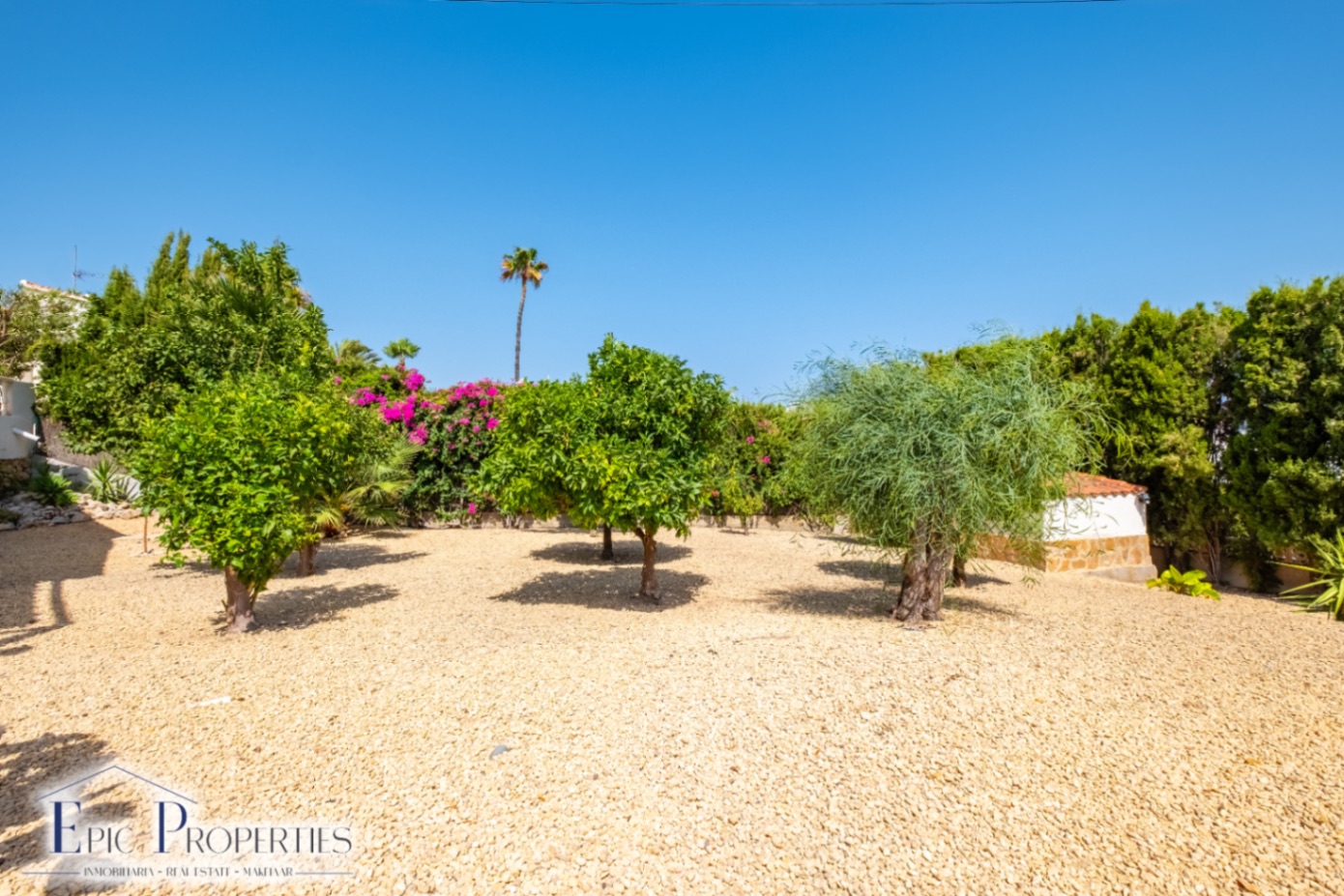 Villa entièrement rénovée avec un appartement d'invités indépendant et des vues panoramiques.