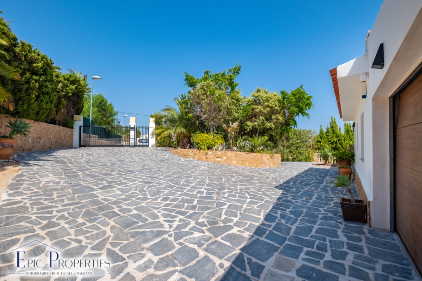 Villa entièrement rénovée avec un appartement d'invités indépendant et des vues panoramiques.