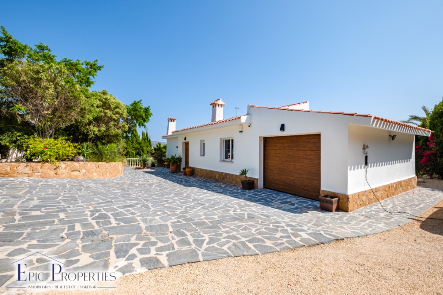 Villa entièrement rénovée avec un appartement d'invités indépendant et des vues panoramiques.