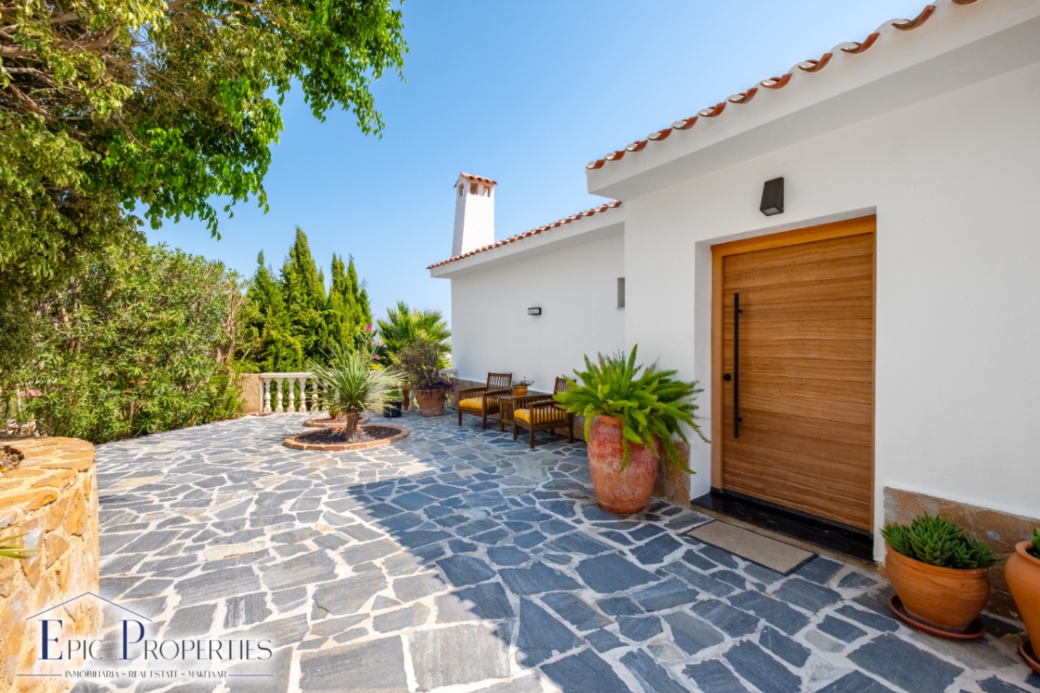 Villa entièrement rénovée avec un appartement d'invités indépendant et des vues panoramiques.