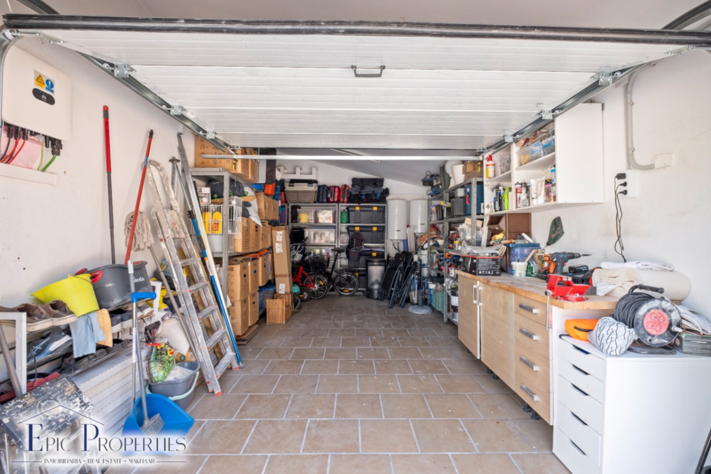 Villa entièrement rénovée avec un appartement d'invités indépendant et des vues panoramiques.