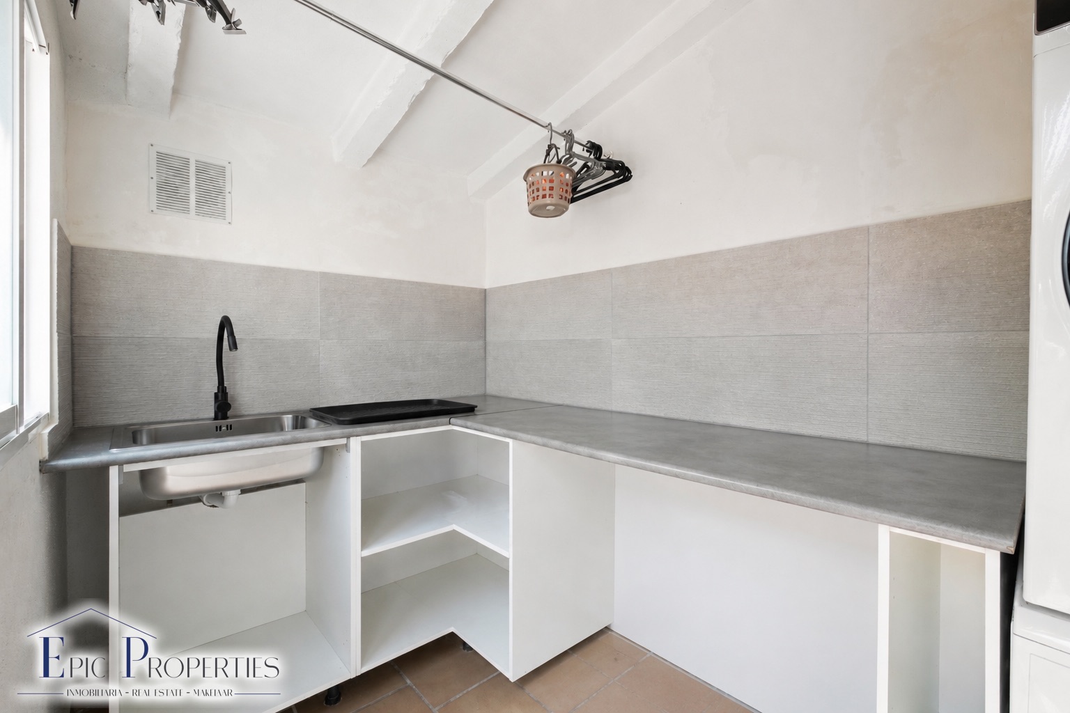 Villa entièrement rénovée avec un appartement d'invités indépendant et des vues panoramiques.