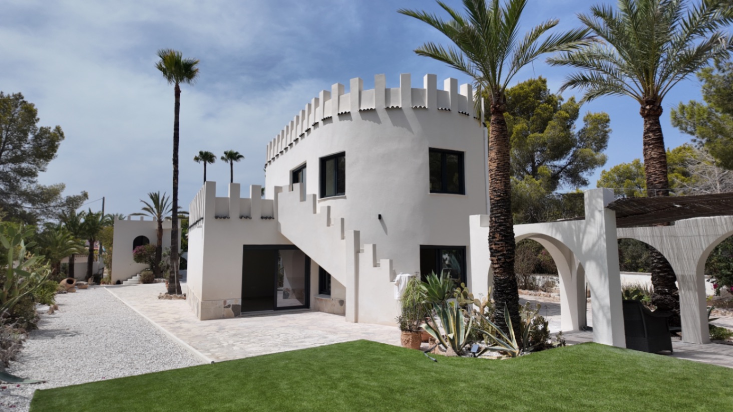 Única villa de estilo castillo moderno en El Albir