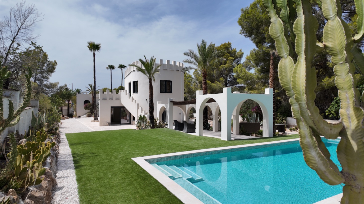 Única villa de estilo castillo moderno en El Albir