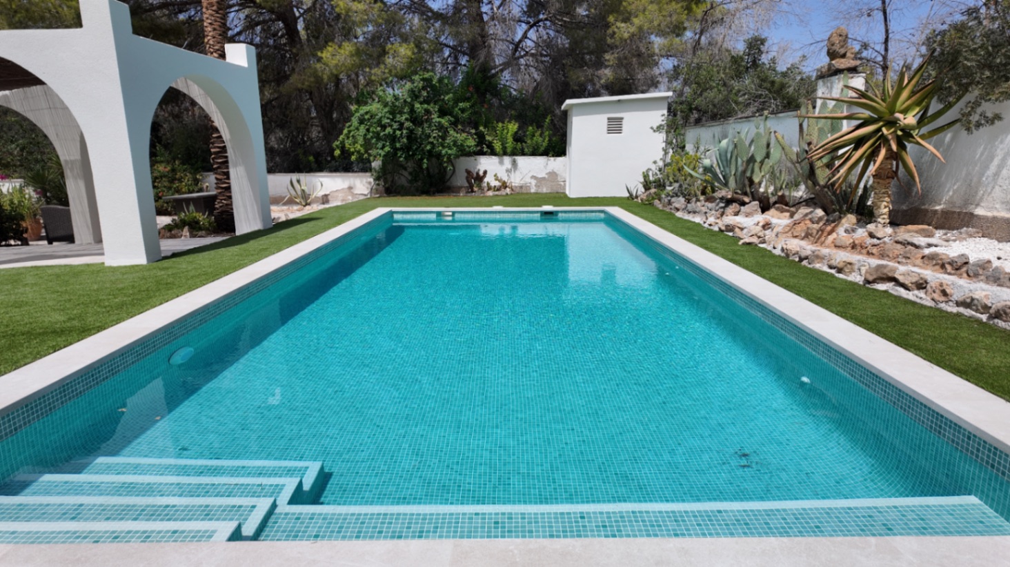 Única villa de estilo castillo moderno en El Albir