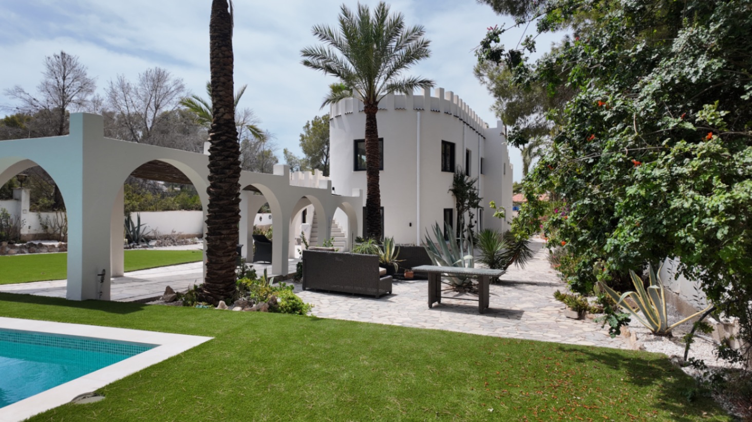 Única villa de estilo castillo moderno en El Albir