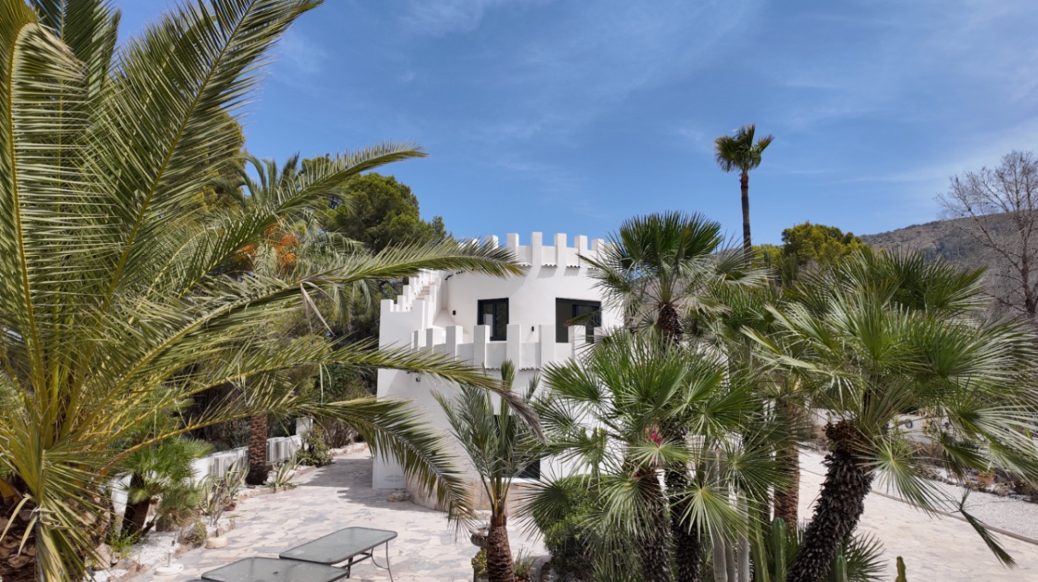 Única villa de estilo castillo moderno en El Albir