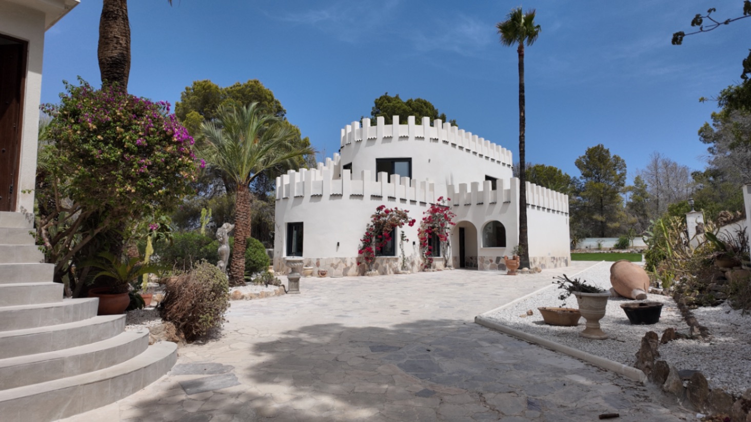 Única villa de estilo castillo moderno en El Albir