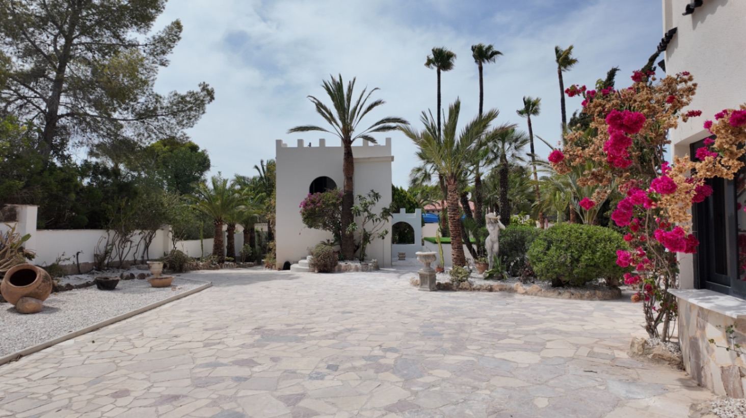 Única villa de estilo castillo moderno en El Albir