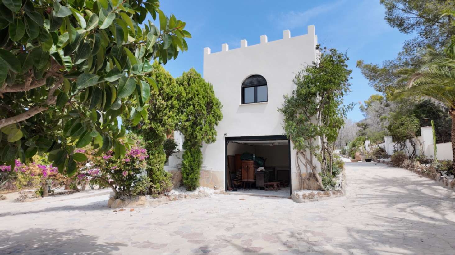 Única villa de estilo castillo moderno en El Albir