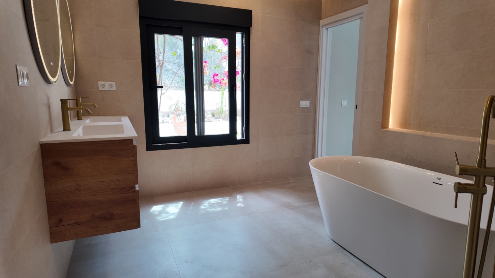 Única villa de estilo castillo moderno en El Albir