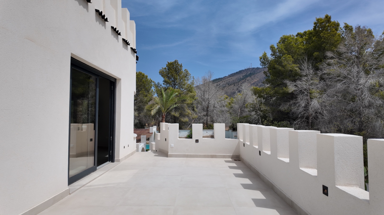 Única villa de estilo castillo moderno en El Albir