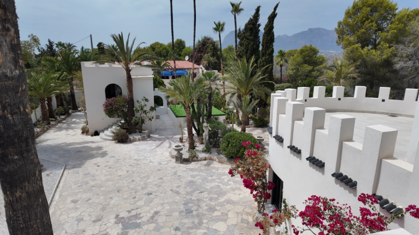 Única villa de estilo castillo moderno en El Albir