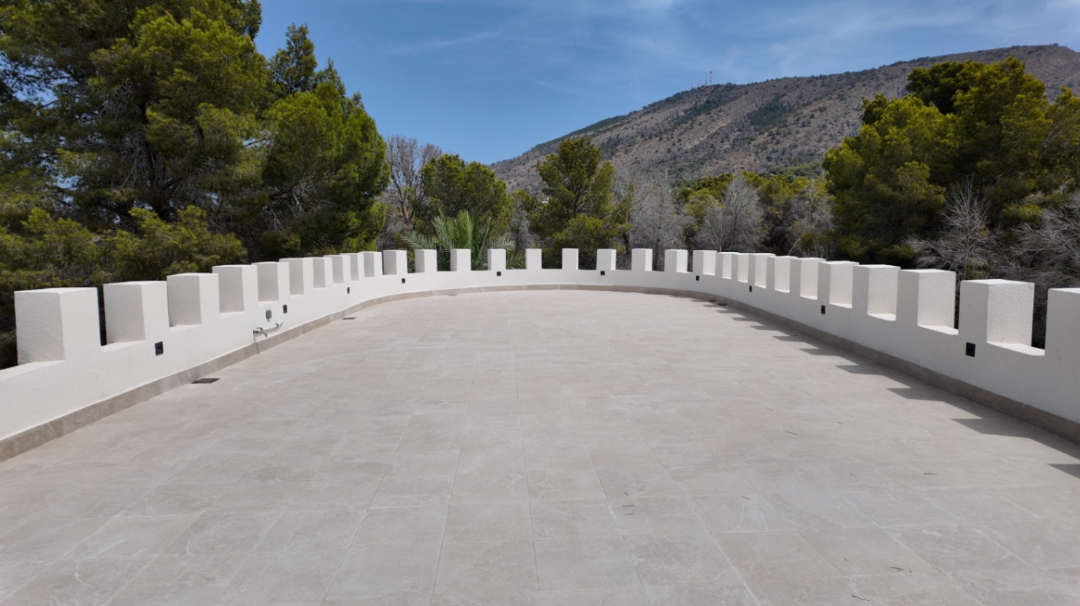 Única villa de estilo castillo moderno en El Albir