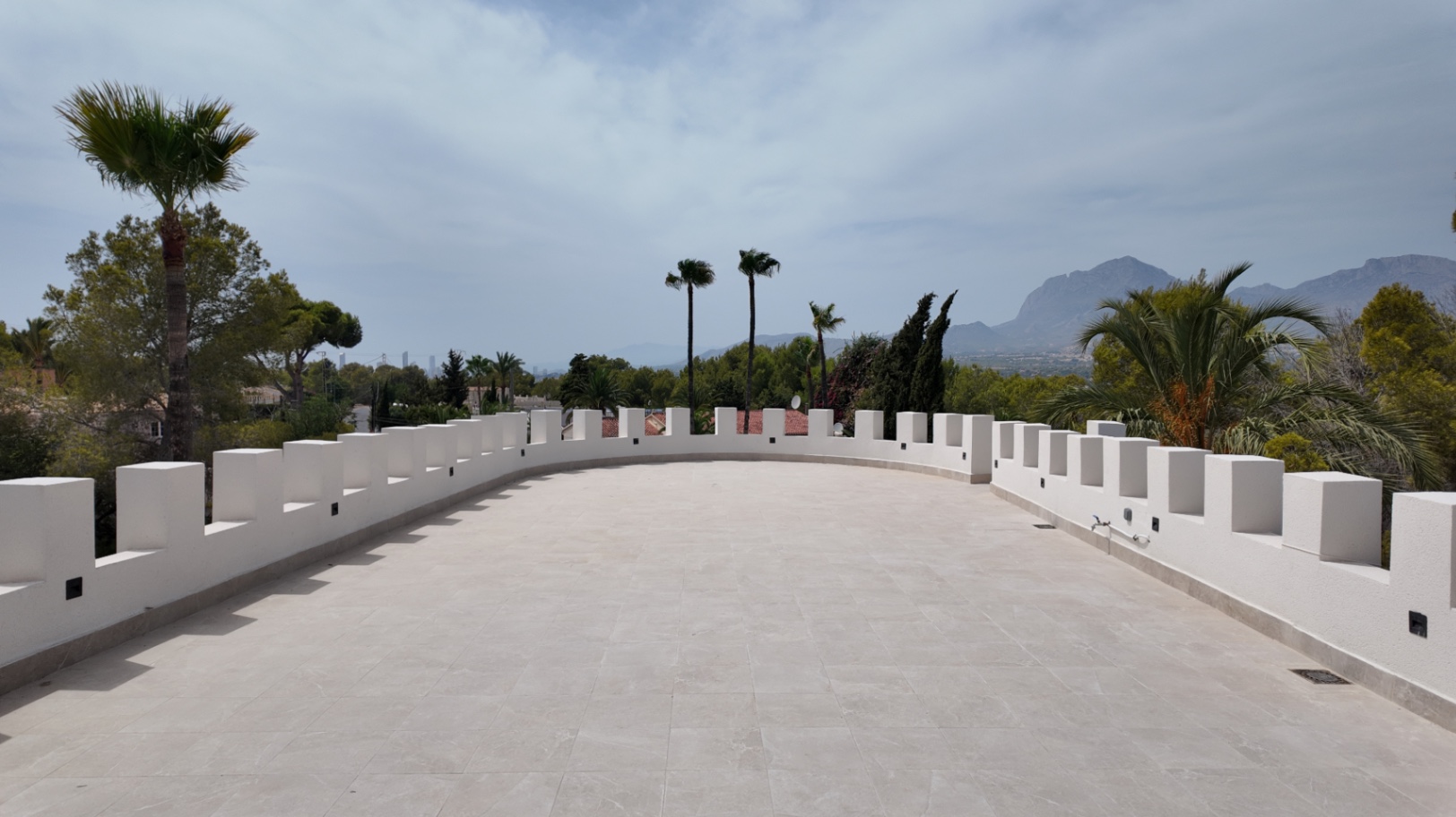 Única villa de estilo castillo moderno en El Albir