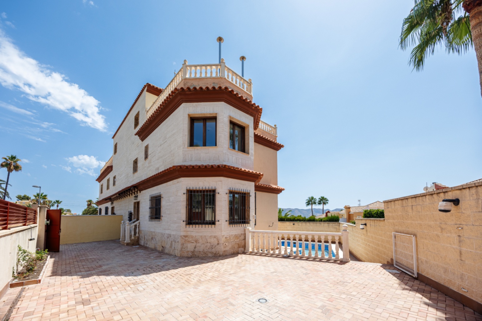 Renovated townhouse with private pool and views of the Mediterranean in the Scandinavian Colony of Alfaz del Pi.