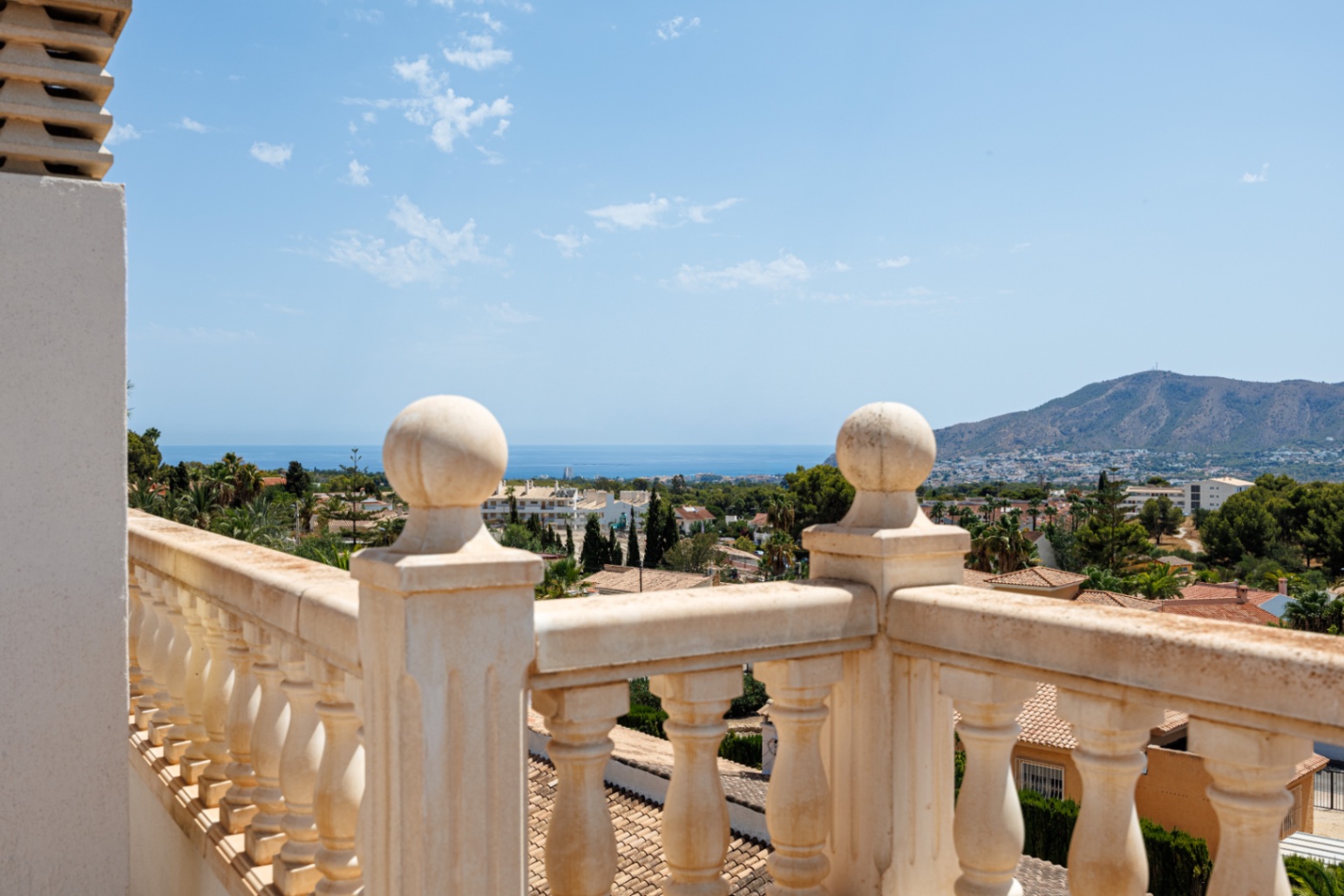 Renovated townhouse with private pool and views of the Mediterranean in the Scandinavian Colony of Alfaz del Pi.