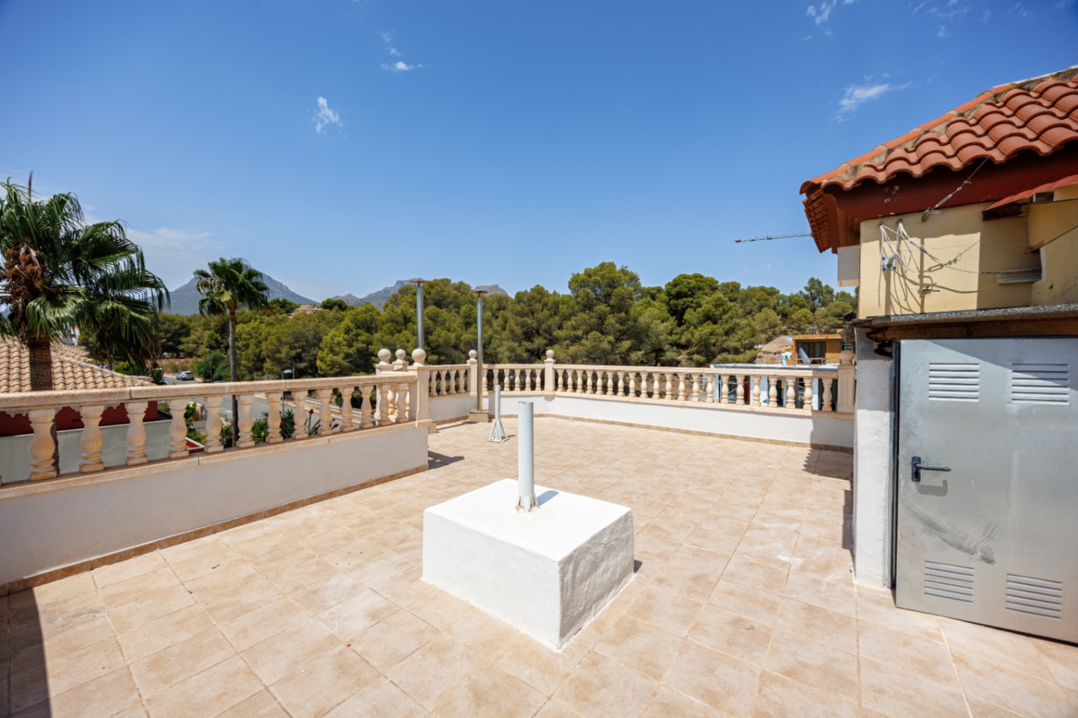 Renovated townhouse with private pool and views of the Mediterranean in the Scandinavian Colony of Alfaz del Pi.
