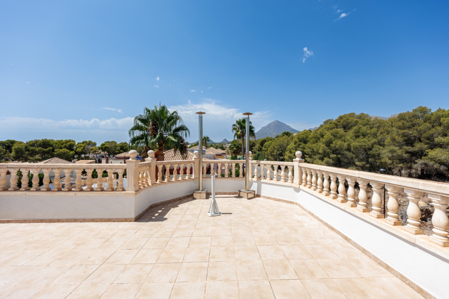 Renovated townhouse with private pool and views of the Mediterranean in the Scandinavian Colony of Alfaz del Pi.