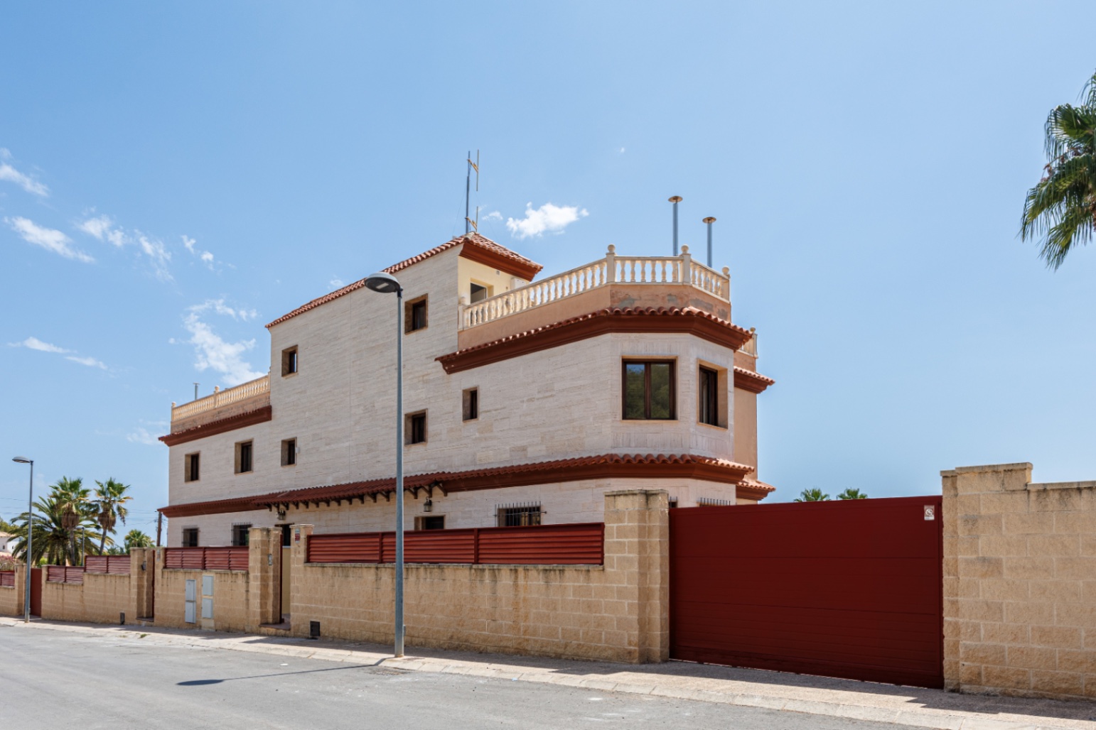 Renovated townhouse with private pool and views of the Mediterranean in the Scandinavian Colony of Alfaz del Pi.