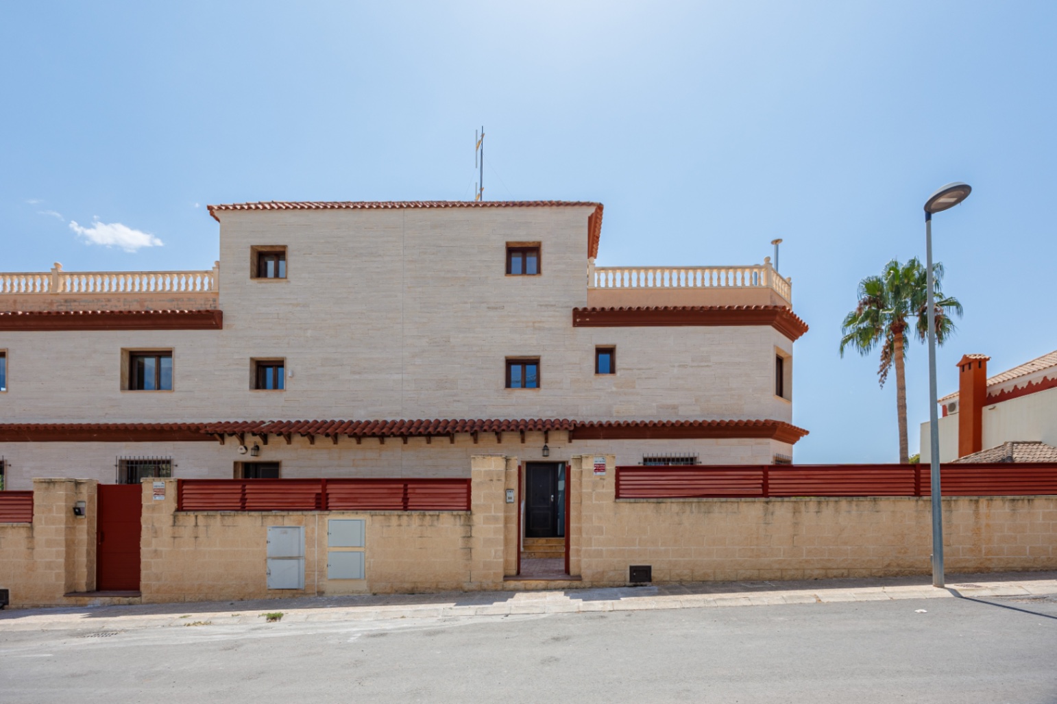 Renovated townhouse with private pool and views of the Mediterranean in the Scandinavian Colony of Alfaz del Pi.