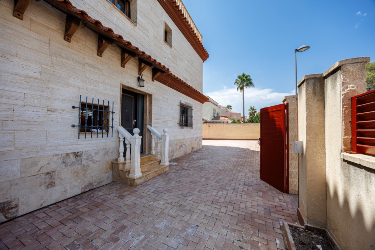 Renovated townhouse with private pool and views of the Mediterranean in the Scandinavian Colony of Alfaz del Pi.