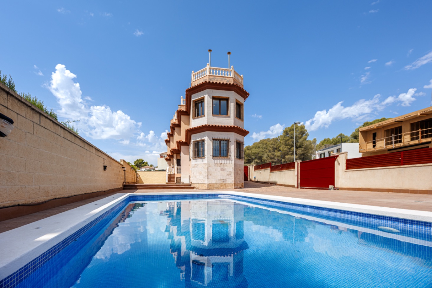 Semi-detached chalet renovated with private pool in Alfaz del Pi