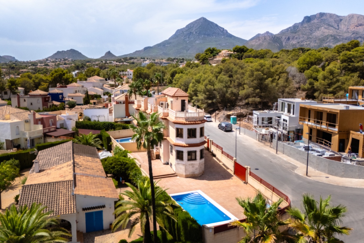 Semi-detached chalet renovated with private pool in Alfaz del Pi