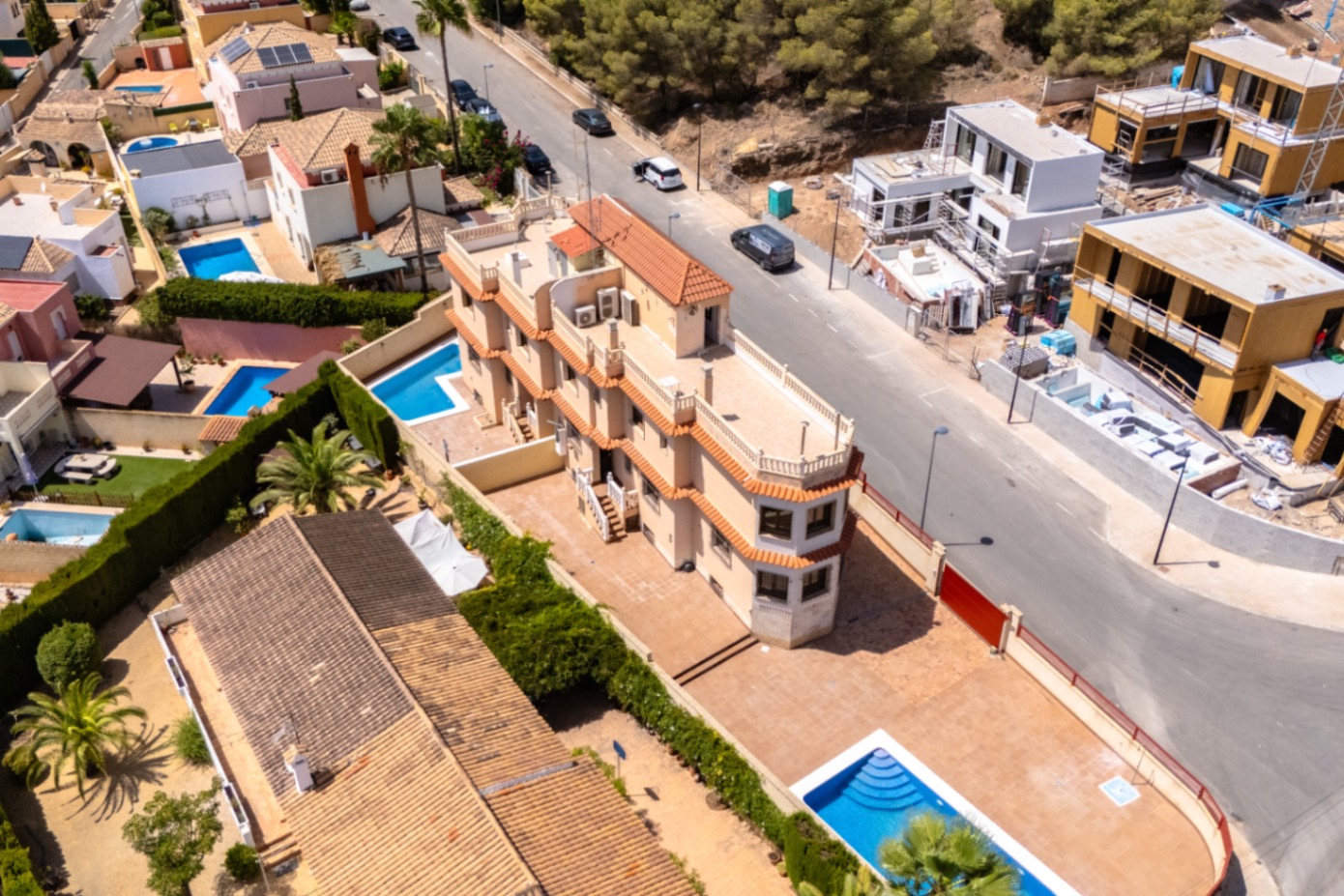 Semi-detached chalet renovated with private pool in Alfaz del Pi