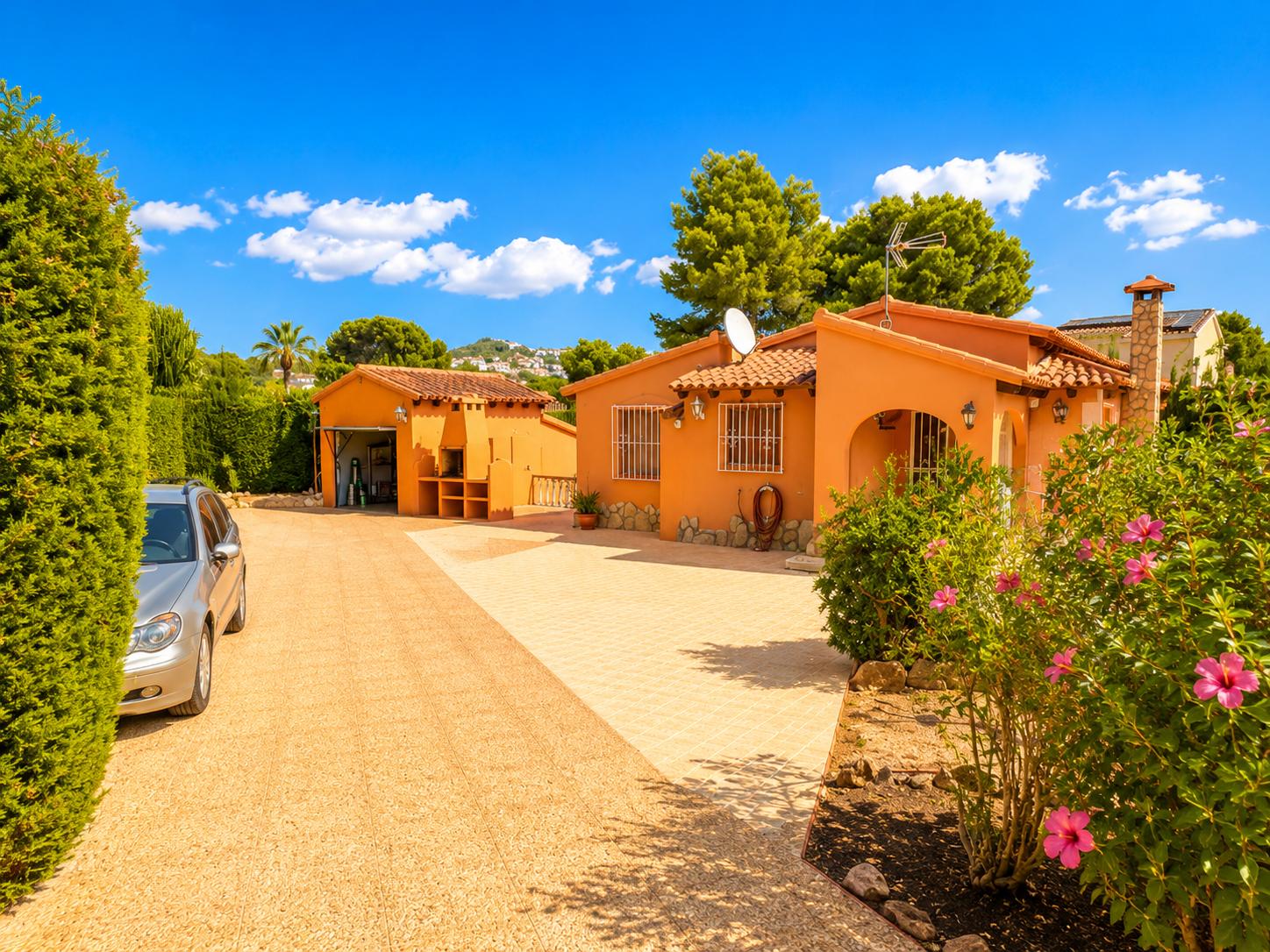 Villa indépendante avec piscine, jardin et grand potentiel à Alfaz del Pi