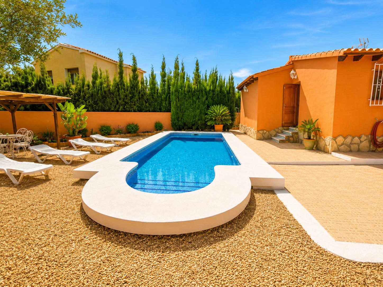 Villa indépendante avec piscine, jardin et grand potentiel à Alfaz del Pi