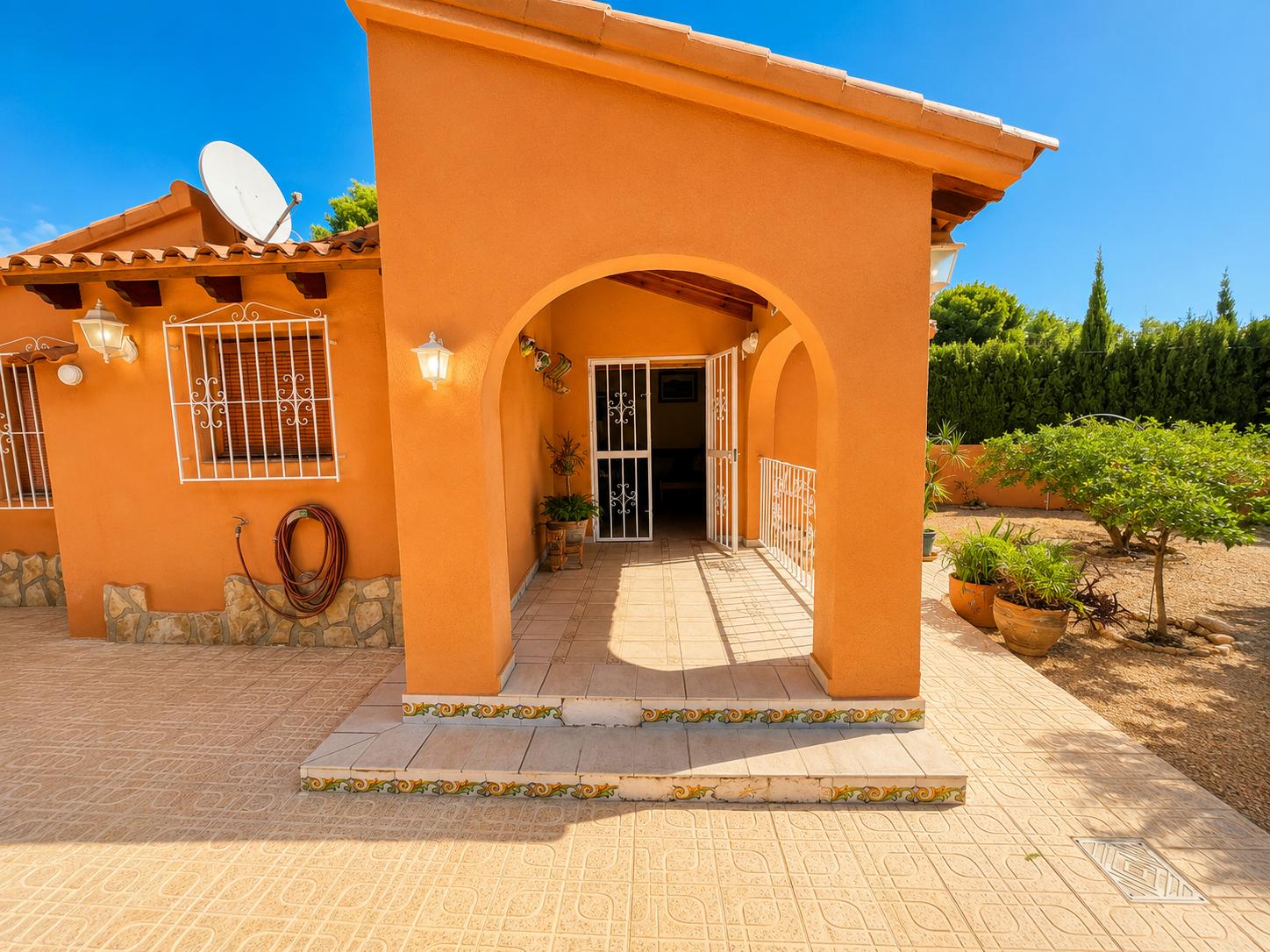 Villa indépendante avec piscine, jardin et grand potentiel à Alfaz del Pi