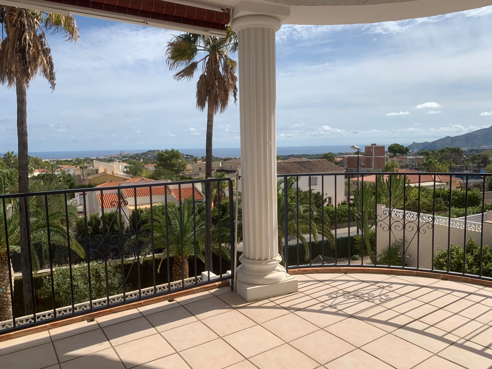 Moderne frittstående villa med hav- og fjellutsikt i Bello Horizonte, La Nucía