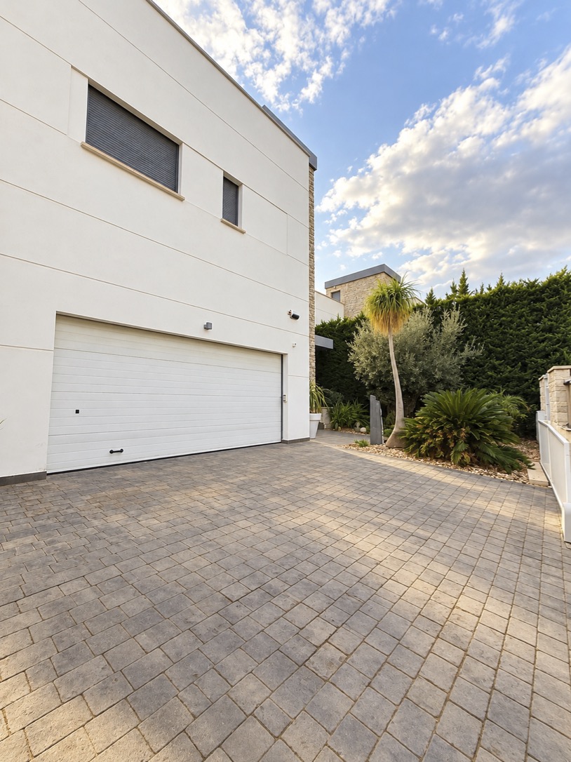 Preciosa villa moderna con piscina privada y vistas al mar en Albir