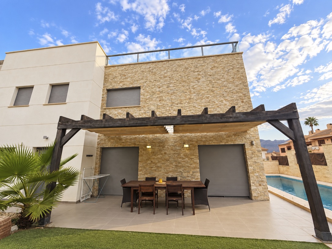 Preciosa villa moderna con piscina privada y vistas al mar en Albir