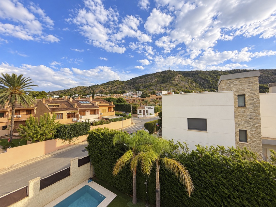 Preciosa villa moderna con piscina privada y vistas al mar en Albir