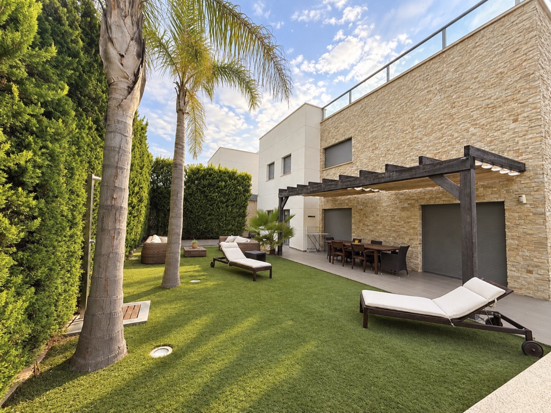 Preciosa villa moderna con piscina privada y vistas al mar en Albir