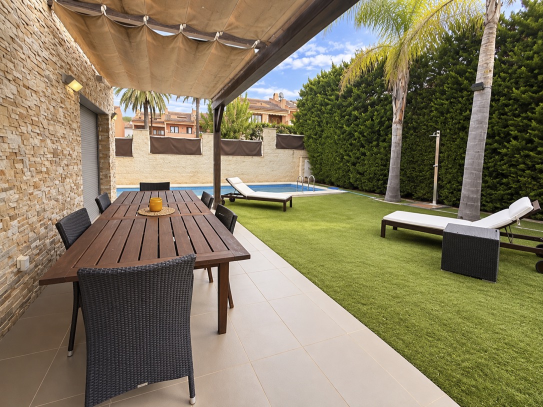 Preciosa villa moderna con piscina privada y vistas al mar en Albir